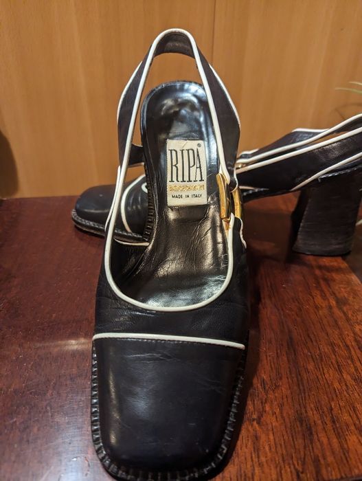 Продам фирменные кожаные итальянские босоножки