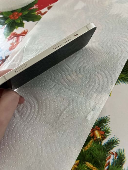 Vând iPhone 13 simplu