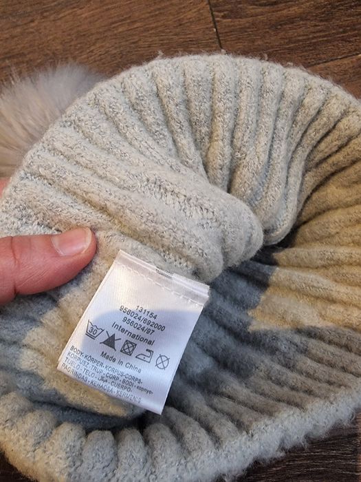 Дамска зимна шапка с бродерия