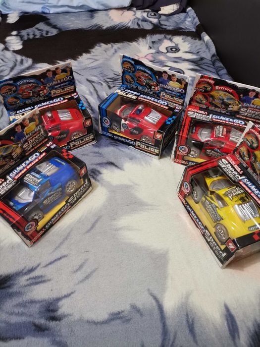Vînd 12 mașinuți polițe copii