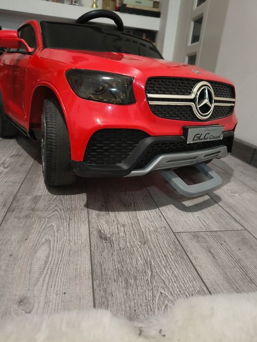 Masinuta electrica copii
Acumulator 12V 4Ah
Scaun din pie