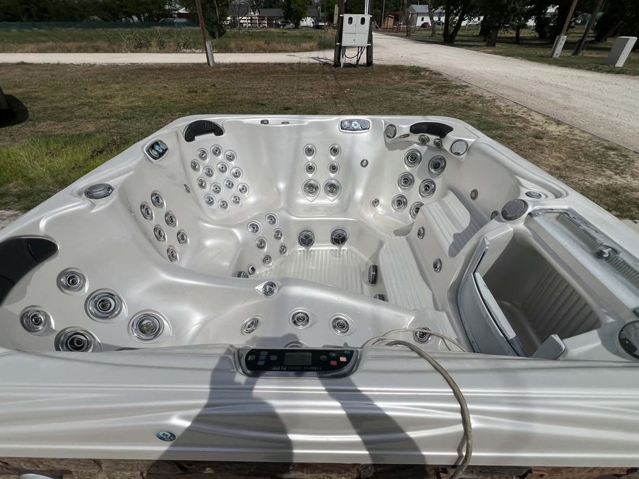 Artesian spas jacuzzi