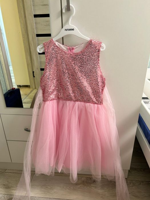 Продам нарядные платья для девочки