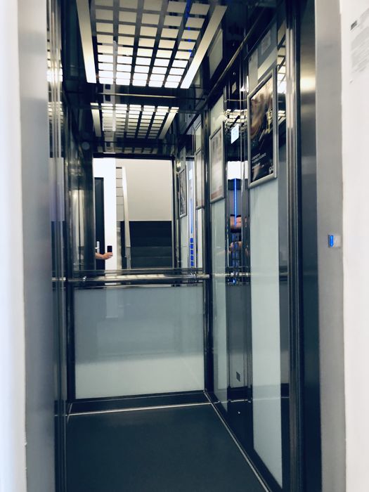 Servicii de curatenie la domiciliu / birouri / scari / canapele