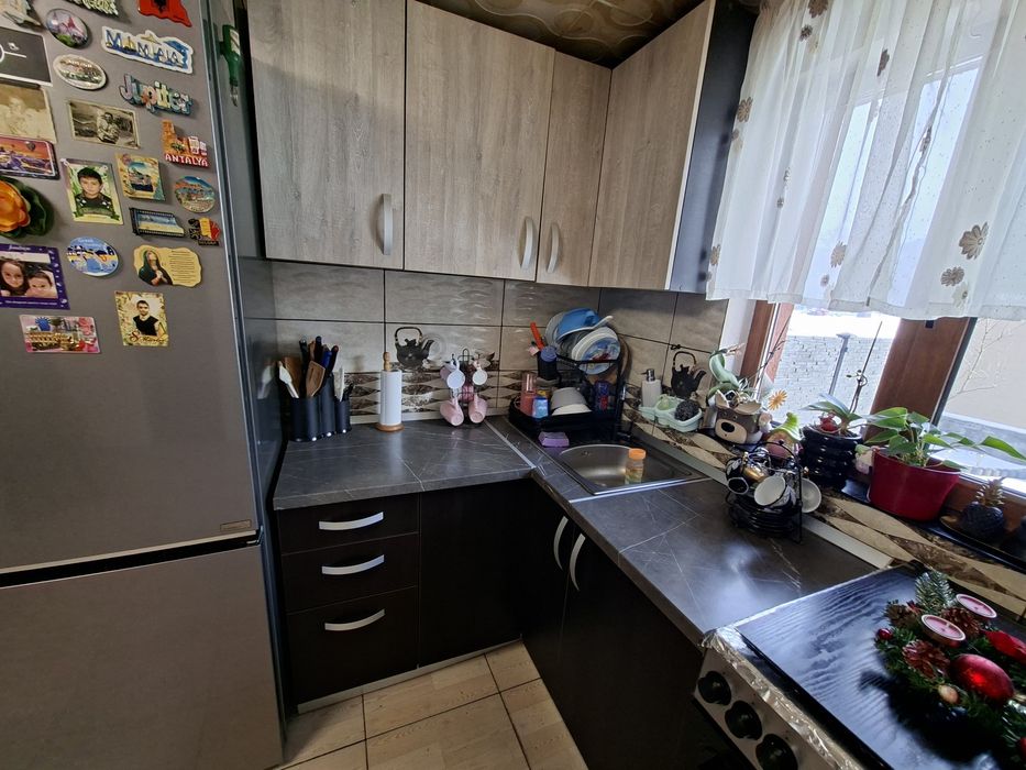 Mobila de bucătărie + lustra led si dulap cu rafturri