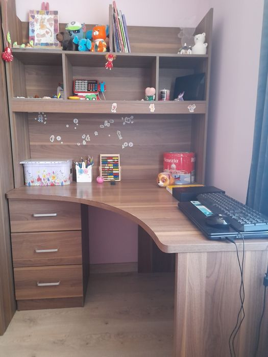 Продавам бюро с надстройка