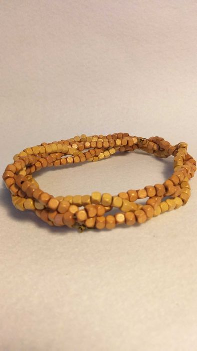 Colier din cubulețe fațetate si finisate din lemn, foarte dragut.