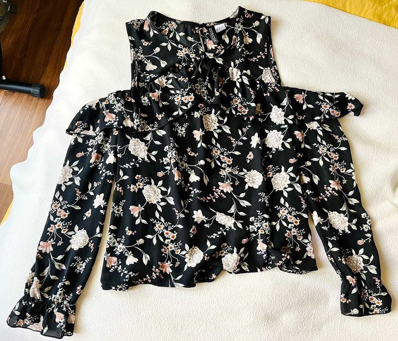 Top usor de vara, umeri goi, cu volane H&M S-M