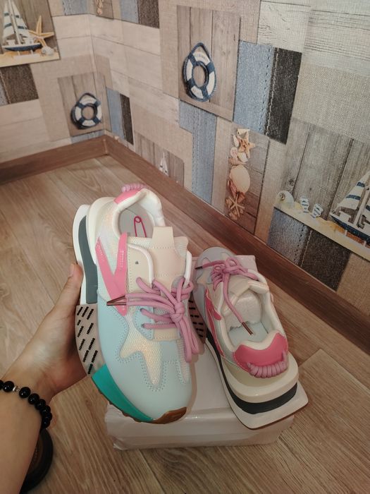 Продам женские летние кроссовки