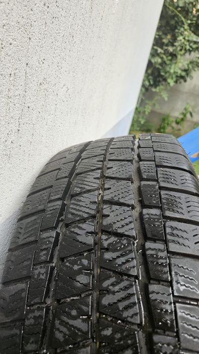 Vând set complet format din 4 anvelope Falken EuroWinter VAN01, montate pe jante pentru Mercedes Viano / Vito W639