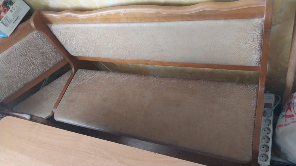 Сортировка!!! Продам срочно кухонный стол и диван