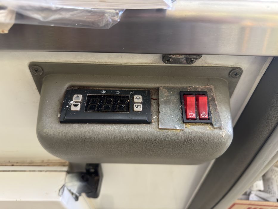 Хладилна витрина "Наги" + Каса