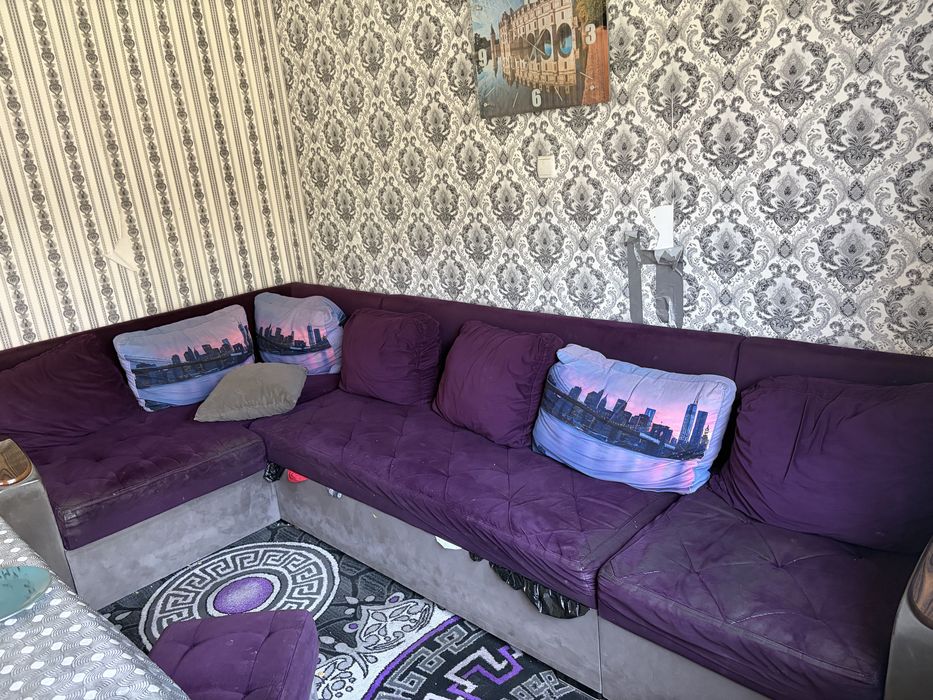 Divan s pufikom.