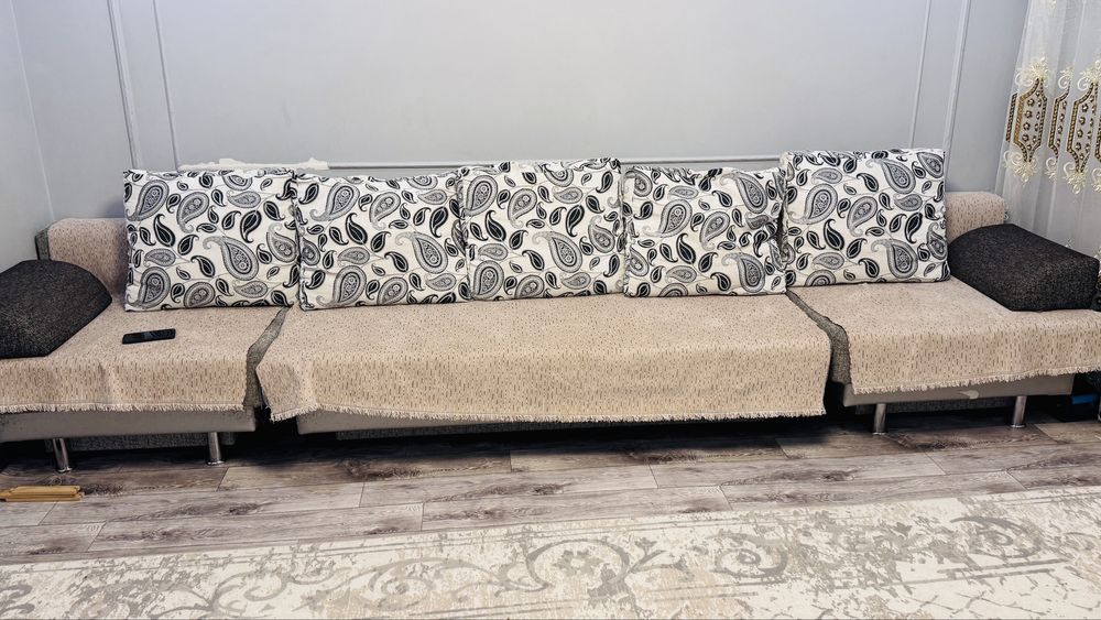 Диван с подушками