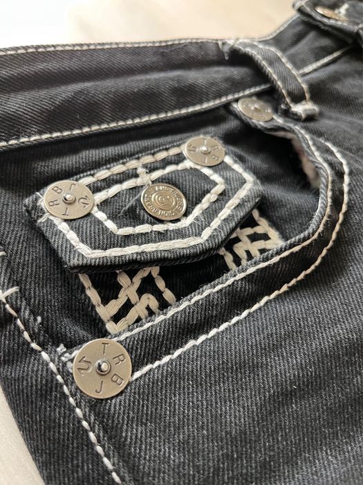 blugi True Religion,calitate foarte buna,cusături impecabile mărimea 32 buni pentru o persoană înaltă,mai slabă în talie  fit casual preț negociabil