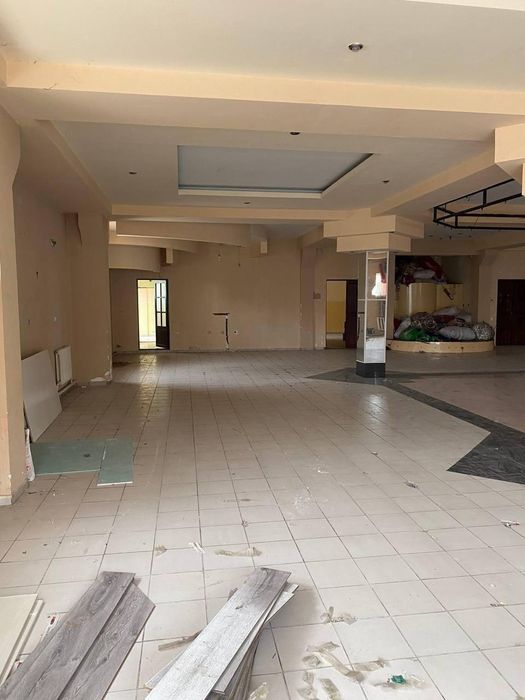 Уртачирчикский район Ийк-ота угловое 2-этажное нежилое здание 37-сотки