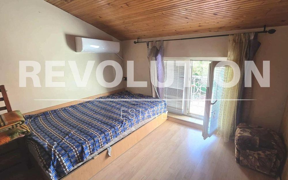 Етаж от къща в района на Център!