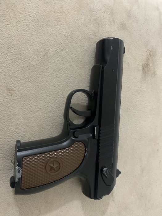 металический пистолет