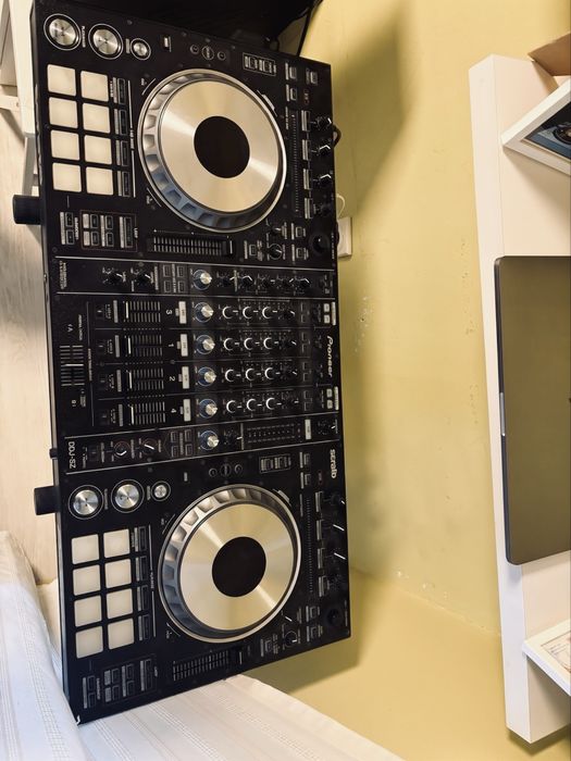 Pioneer DDJ-SZ2 – Професионален 4-канален DJ контролер