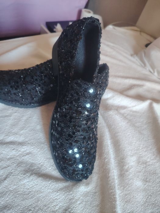 Обувки с маниста