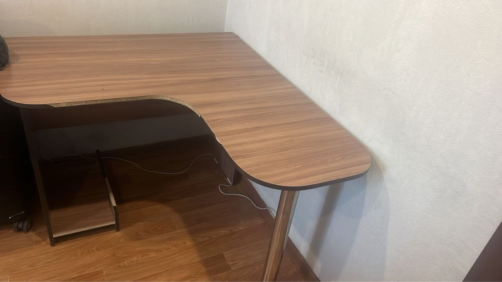 Продам компьютерный стол