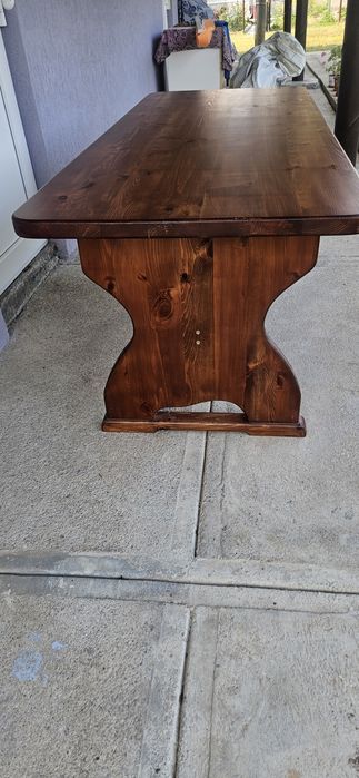 Масивна  дървена  маса