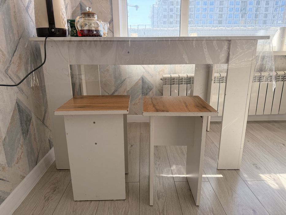 Стол и 4 стулья в комплекте