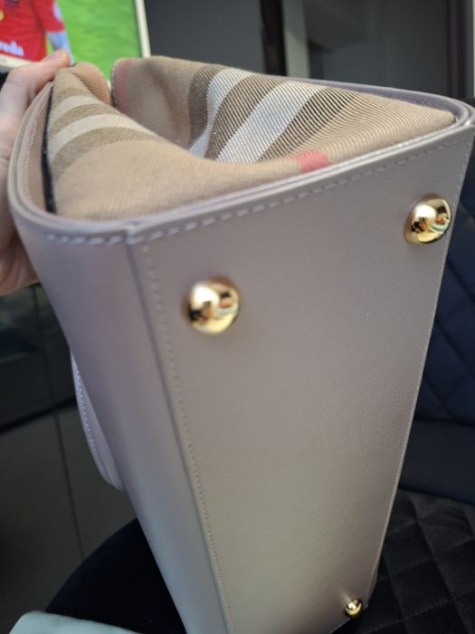 Geanta de mana Burberry model 2025