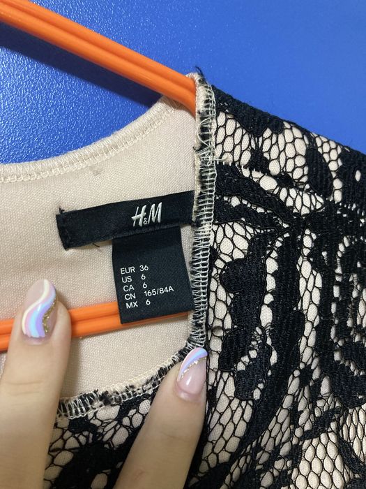 Къса официална розова рокля с дантела.