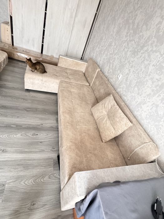 Диван раздвижной с 4 подушками