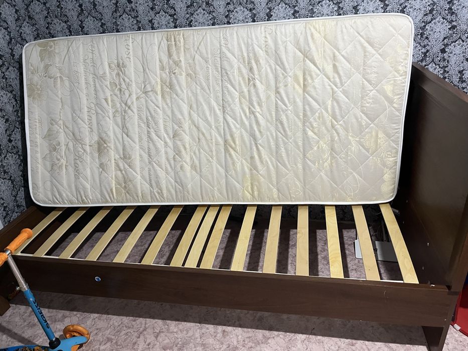 Кровать 1,5 почти новая