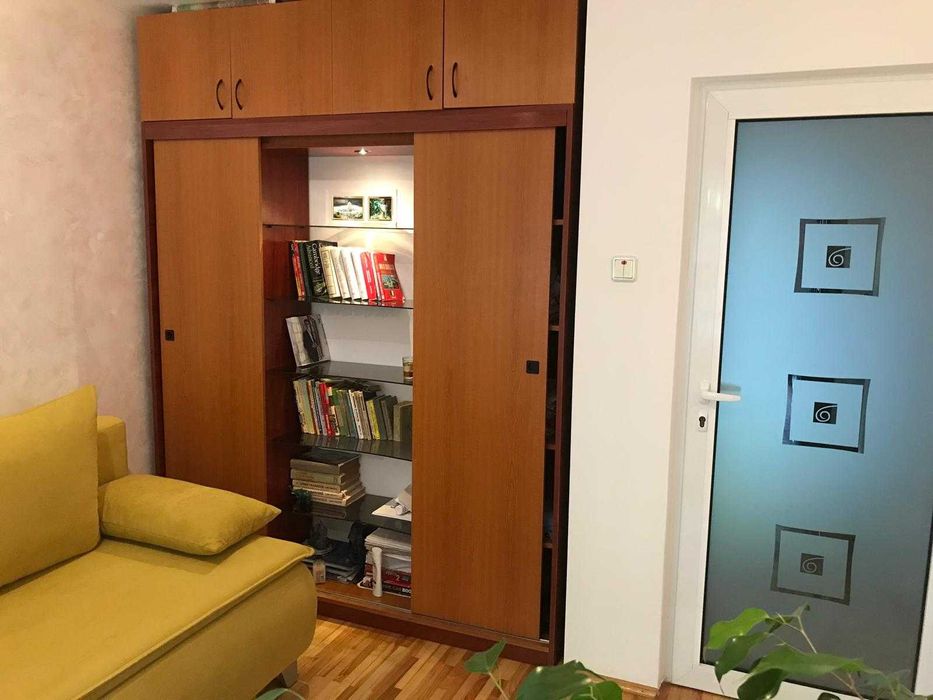 Vand apartament cu trei camere decomandat