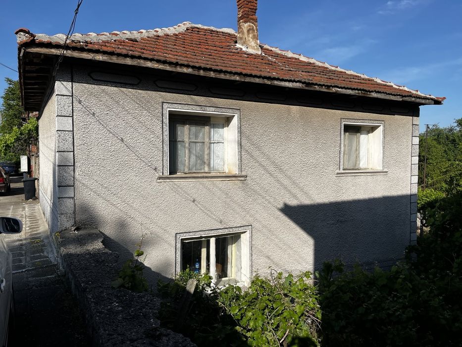 Продавам двуетажна къща с двор частно лице