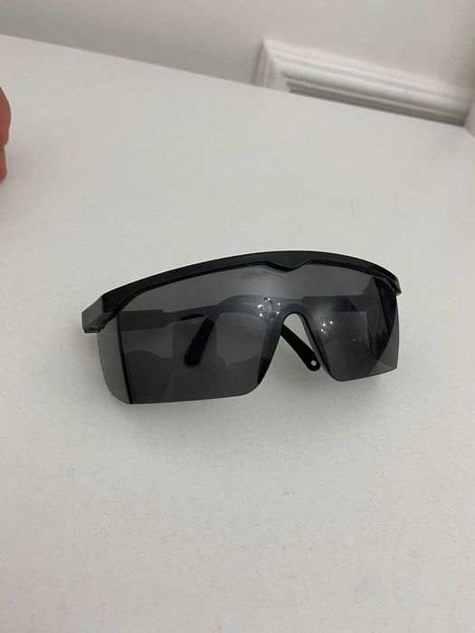 Защитные очки черные