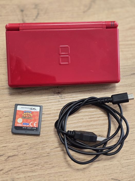 Nintendo DS Lite + încărcător + joc
