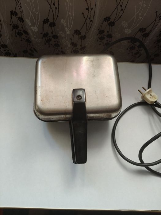 Электрическая вафельница.