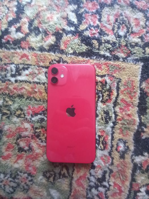 Dând IPhone 11 culoare roșie