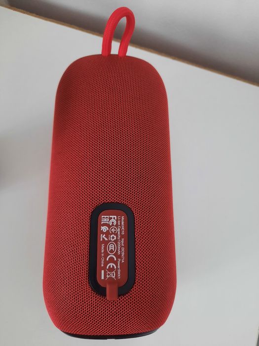 Червена блутут колона.