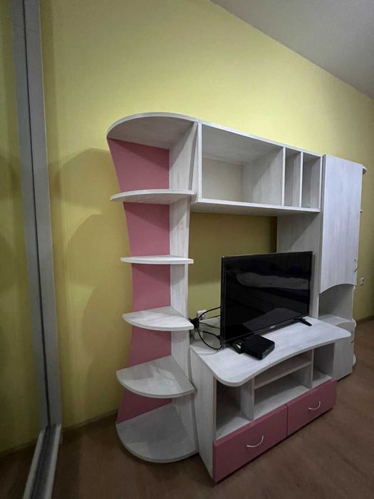 Продавам секция с размери 3 м дълга на 1.6 м висока. Цена 300 лева.