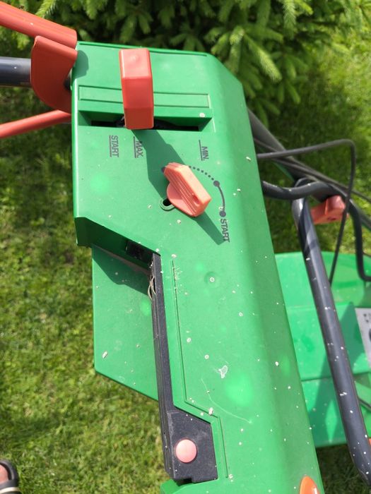 Mașina tuns gazon Briggs&Stratton.