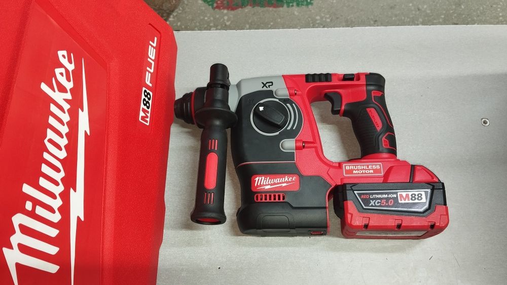 Аккумуляторный перфоратор Milwaukee