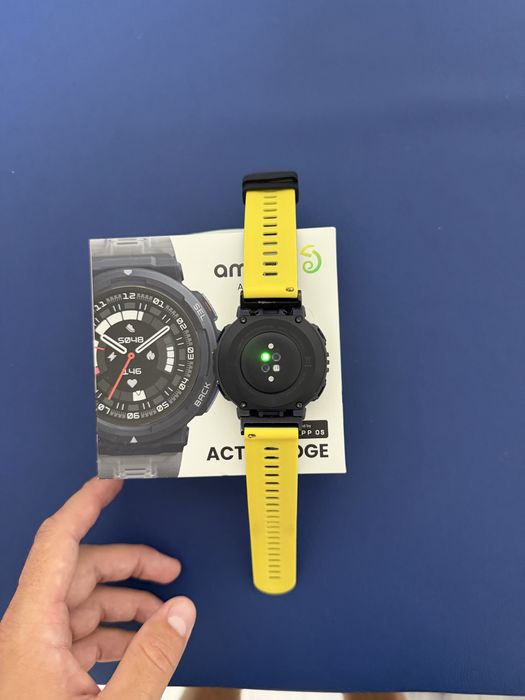 Amazit Active Edge 3 ceasuri disponibile fiecare se vinde cu 200 de lei.