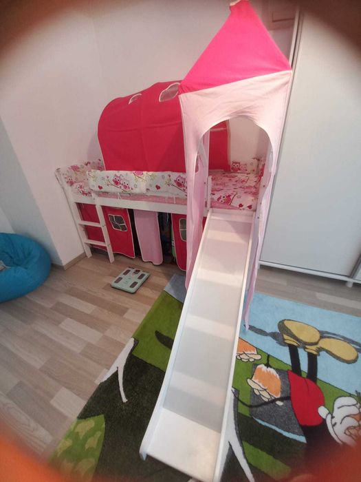 Pat supraetajat cu tobogan pentru copii fericiți