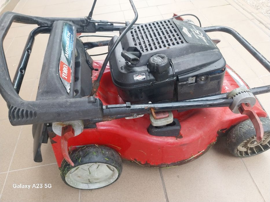 Vând mașină tuns gazon  marca toro