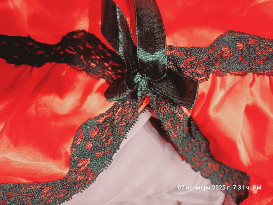 Сатенена червена нощница с черна дантела