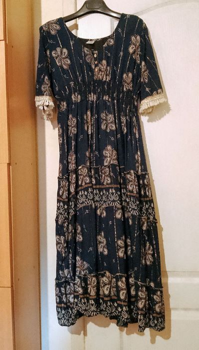 2 rochii măr. 42/L, noi, vând/schimb