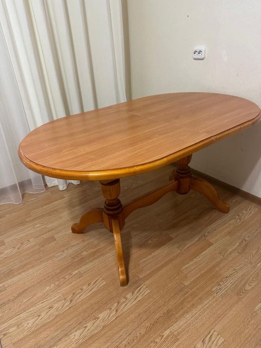 Продам стол в отличном состоянии. Изготовлен из чистого дерева.