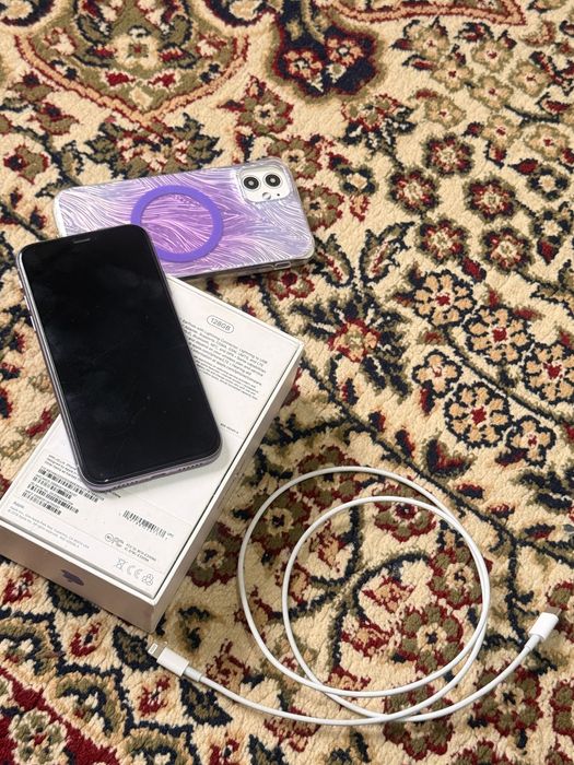 iPhone 11 128 ГБ LL/A с коробке и аксессуарами в подарок.