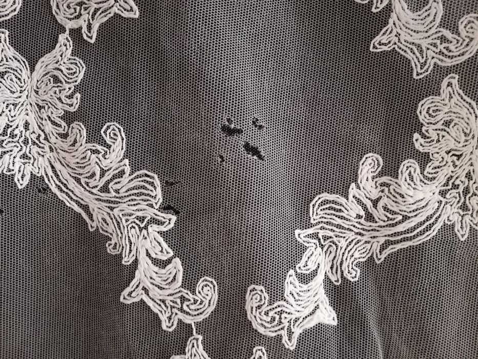 Пердето е готово за закачане с кукички