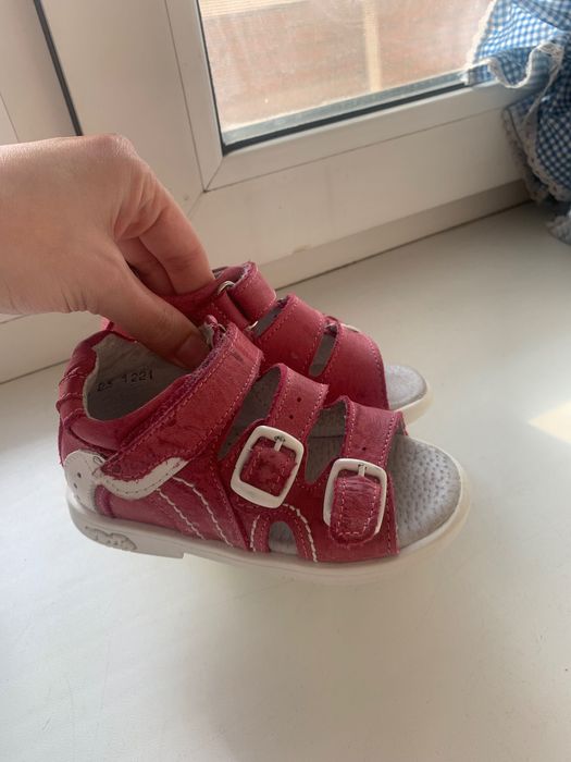 Продаю детские сандали